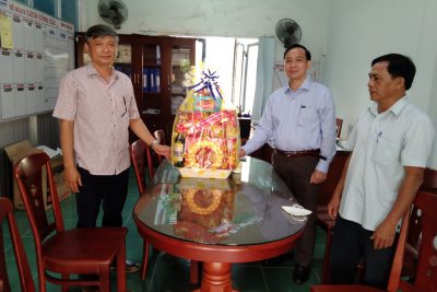UBND xã thăm và tặng quà Tết cho Trường!